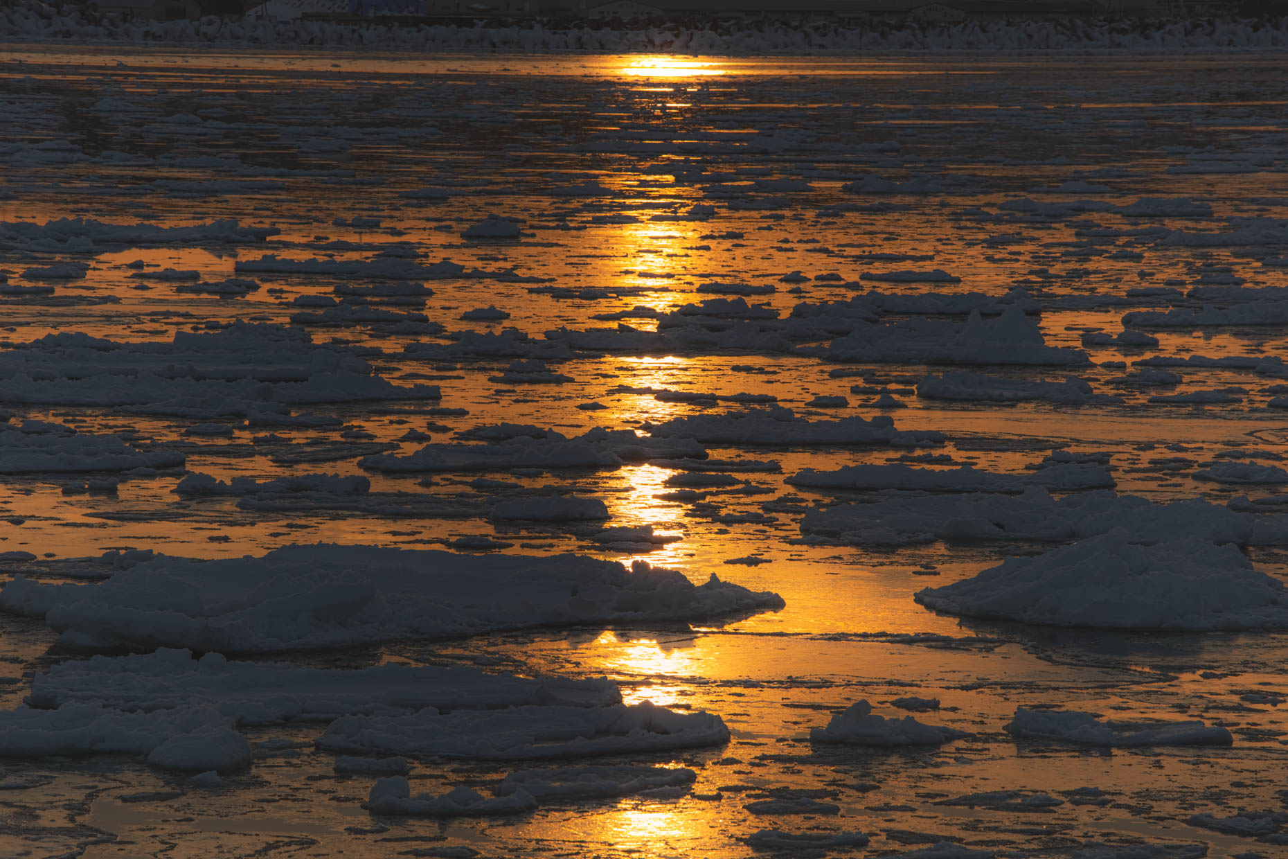 HongHuazheng_SeaofOkhotskdrifticesunset